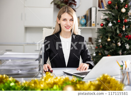 Female office worker doing paperwork 117115581