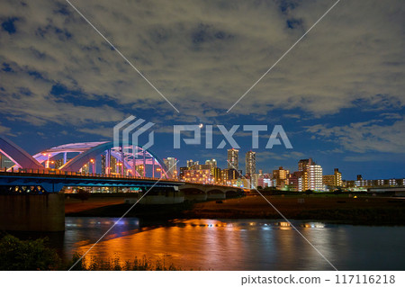 View of the moonlit night view of Kawasaki from the Tamagawa riverbed at Maruko Bridge, which connects Ota Ward, Tokyo and Nakahara Ward, Kawasaki City 117116218