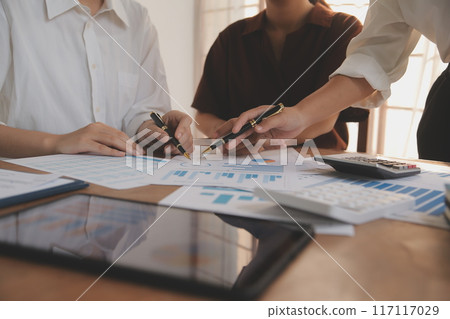 Business meetings to analyze investment strategies and brainstorm sales plans for a more profitable business. 117117029