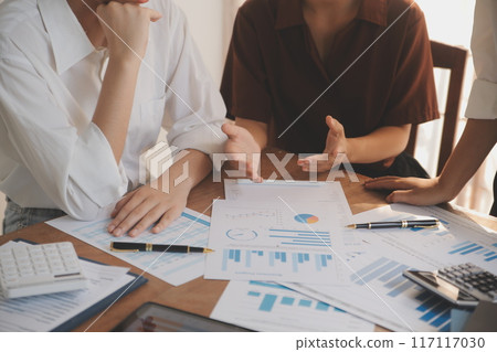 Business meetings to analyze investment strategies and brainstorm sales plans for a more profitable business. 117117030