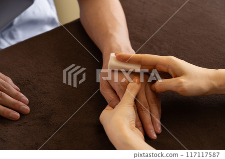 脊椎按摩師正在接受手部護理培訓 脊椎按摩師正在接受手部護理培訓 117117587