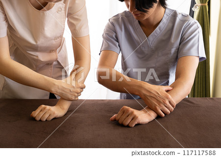 脊椎按摩師正在接受手部護理培訓 117117588