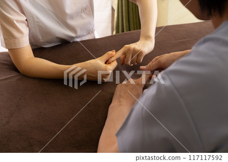 Acupressure therapist undergoing training 117117592