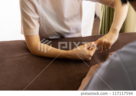 A chiropractor undergoing training in hand care 117117594