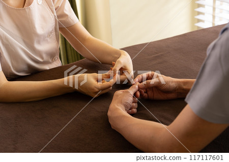 脊椎按摩師正在接受手部護理培訓 脊椎按摩師正在接受手部護理培訓 117117601