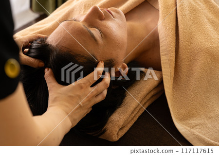 Men's beauty salon Dry head spa treatment 117117615