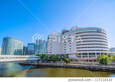 日本橫濱市景 橫濱車站東口崇光橫濱店的景色。左後方的日產全球總部 = 2020 年 8 月 4 日 日本橫濱市景 橫濱車站東口崇光橫濱店的景色。左後方的日產全球總部 = 2020 年 8 月 4 日 117118110