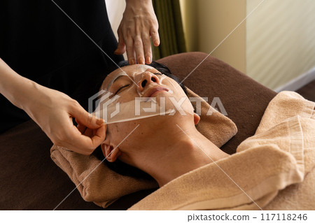Men's facial beauty treatments 117118246