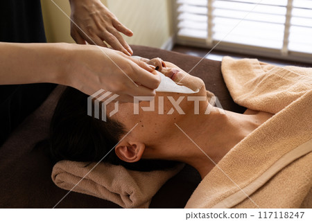 Men's facial beauty treatments 117118247