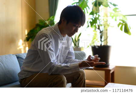 Men taking 117118476