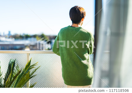 陽台上的戶外男人肖像 117118506