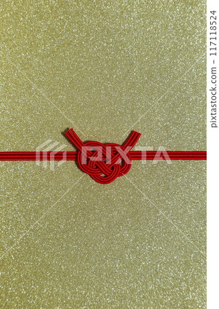 使用水引裝飾的懸掛紙狀材料,背景金色 使用水引裝飾的懸掛紙狀材料,背景金色 117118524