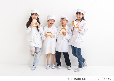 小學生穿著校服,拿著一條麵包 小學生穿著校服,拿著一條麵包 117118839