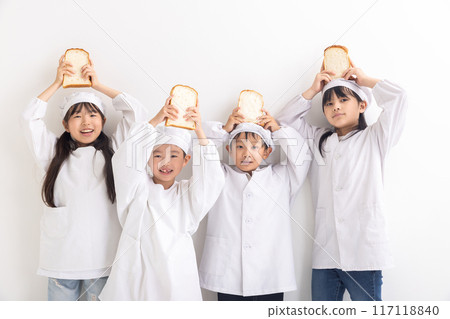 小學生穿著校服,拿著一條麵包 小學生穿著校服,拿著一條麵包 117118840