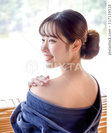 享受桑拿的年輕女子圖片素材 117119516