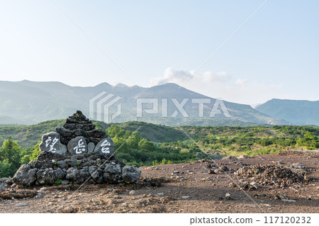 Biei Town, Hokkaido, Summer in Hokkaido, Bougakudai overlooking the majestic Tokachi Mountains 117120232