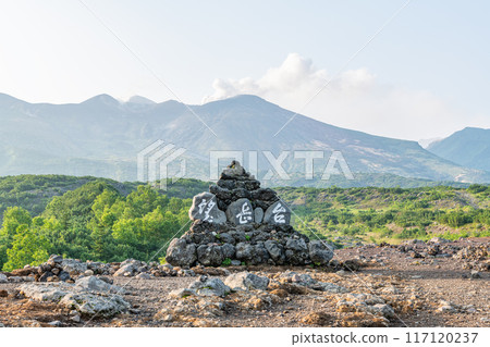 北海道美瑛町夏天的北海道，有一個觀景台，可以俯瞰雄偉的十勝岳 117120237