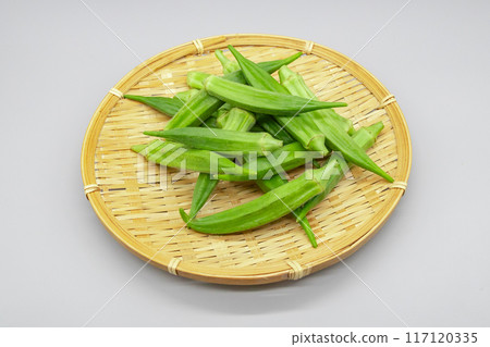 漏勺裡的秋葵，一堆夏季蔬菜 117120335