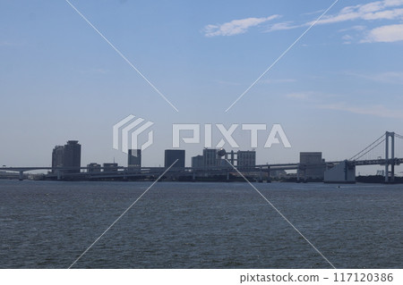 藍天、雲海、碧海之外，彩虹橋、台場建築區、高速公路橋的景色。 117120386