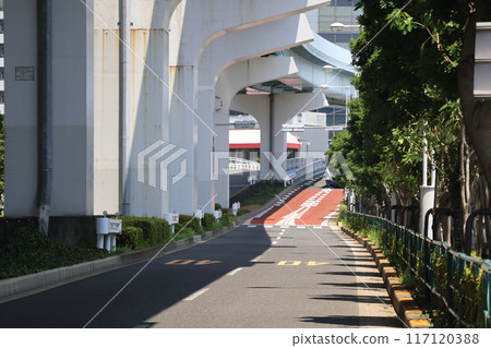 高架橋下有道路和行道樹的城市景觀 高架橋下有道路和行道樹的城市景觀 117120388