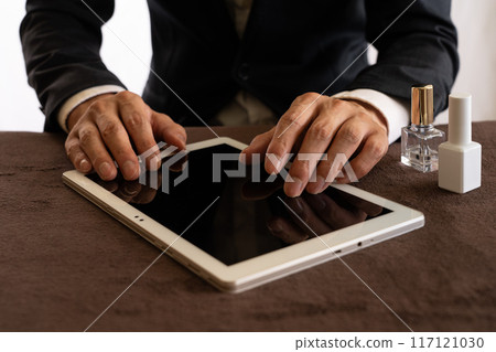 Businessman tablet reservation 117121030