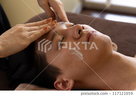 Men's facial beauty treatments 117121059