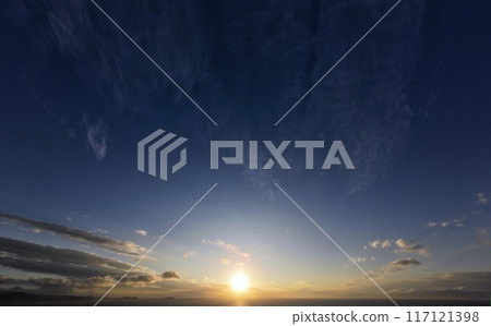 A refreshing blue sky and a variety of clouds in the evening, winter, ultra-wide-angle, sky-focused, 231215pm 117121398