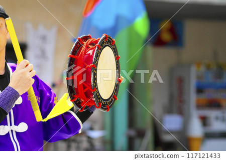 沖繩 Eisa 舞蹈表演期間的 Shimedaiko 117121433