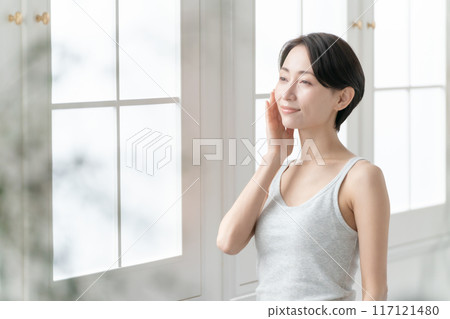 Middle-aged woman, beauty, sunshine 117121480