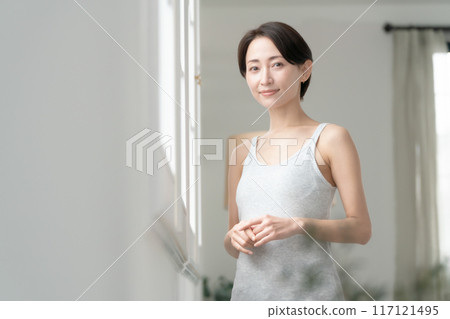 Middle-aged woman, beauty, sunshine 117121495