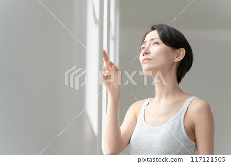 Middle-aged woman, beauty, sunshine 117121505