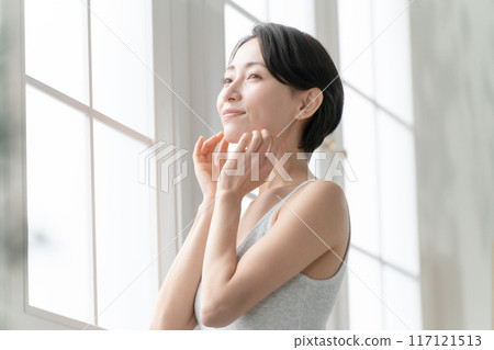 Middle-aged woman, beauty, sunshine 117121513