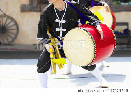 沖繩 Eisa 舞蹈表演中的大鼓 沖繩 Eisa 舞蹈表演中的大鼓 117121546