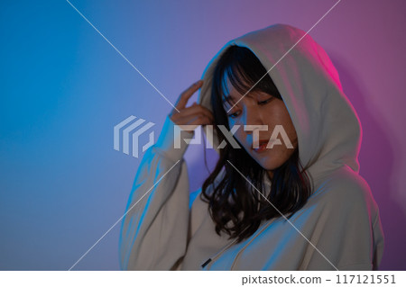 一位身穿白色連帽衫、頭戴兜帽的年輕女子的肖像 一位身穿白色連帽衫、頭戴兜帽的年輕女子的肖像 117121551