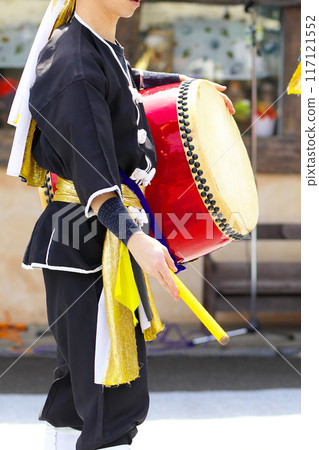 Large drums during the Okinawan Eisa dance performance Large drums during the Okinawan Eisa dance performance 117121552
