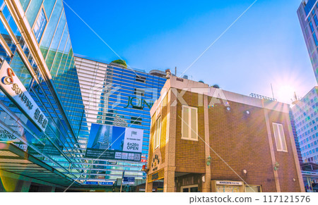 日本橫濱城市景觀八月。橫濱站前。橫濱高島屋、相鐵Joinus、警察崗亭等景觀=8月4日 117121576