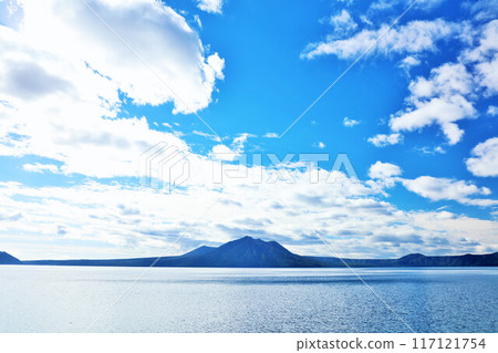Hokkaido Autumn Blue Sky and Lake Shikotsu 117121754