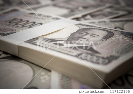 日本新版一萬日元紙幣。用帶子綁在一起的一百萬日元的負像 117122196