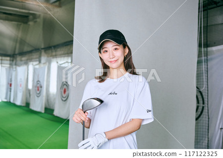 一名女子在室內高爾夫練習場練習 117122325
