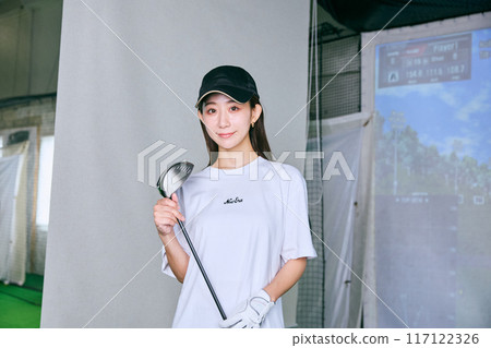 一名女子在室內高爾夫練習場練習 117122326
