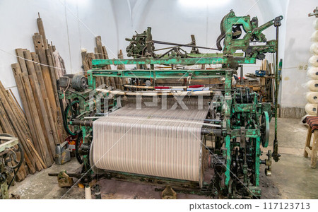 Weaving machine for household weaving, used for weaving Persian carpets in Yazd, Iran 117123713