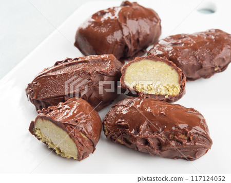 Chocolate coconut praline icecream bars with pistachio butter Chocolate coconut praline icecream bars with pistachio butter 117124052