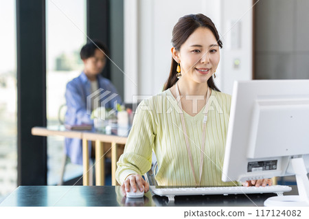 在辦公室工作的年輕女商人 117124082