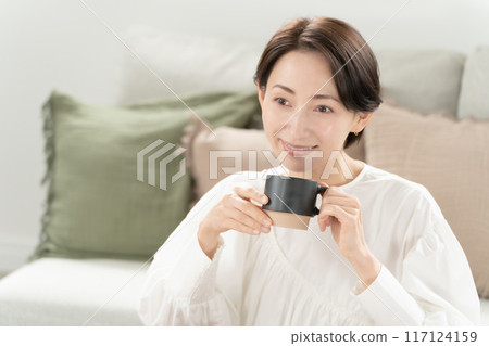 一個女人放鬆喝茶 117124159