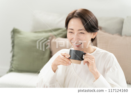 一個女人放鬆喝茶 117124160