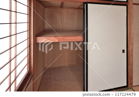 昭和時代的日本房子，二樓的日式房間，空蕩蕩的衣櫃 117124479