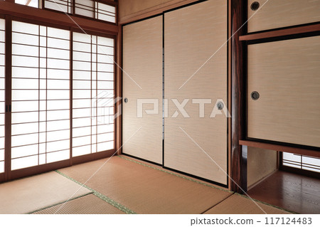 Showa era Japanese house: Japanese-style room with hanging closet Showa era Japanese house: Japanese-style room with hanging closet 117124483