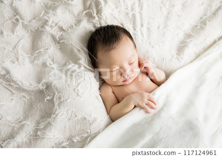 可愛的新生嬰兒睡得很香 117124961