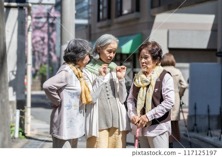 三位資深女性站著說話 117125197