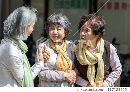 三位資深女性站著說話 117125215